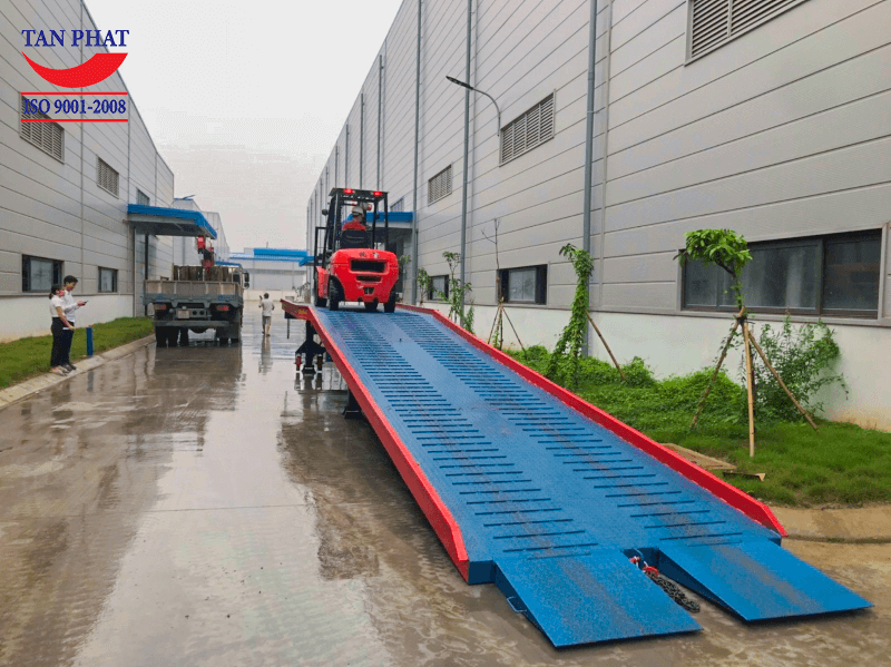 Cầu dẫn xe nâng lên container Tân Phát lắp đặt và bàn giao tại Runyang Bắc Giang
