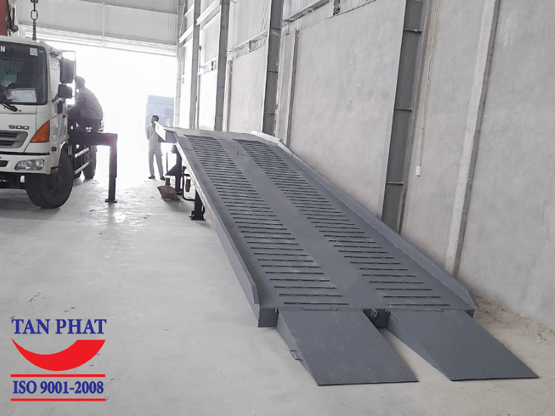 Cầu xe nâng có thiết kế mặt chống trượt, giúp bốc xếp, vận chuyển hàng hóa an toàn