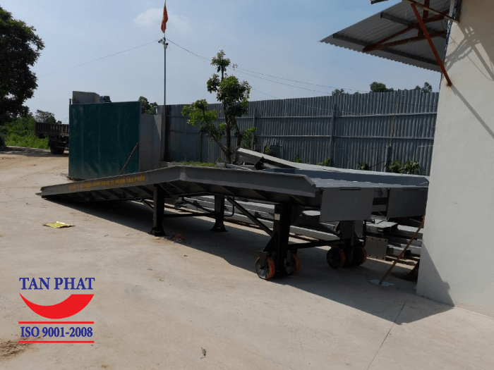 Cầu dẫn sử dụng 2 cặp chân chống Fuwa và 4 bánh xe PU