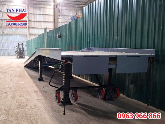cầu xe nâng lên công 8 tấn 11m giao tại Hà Nội