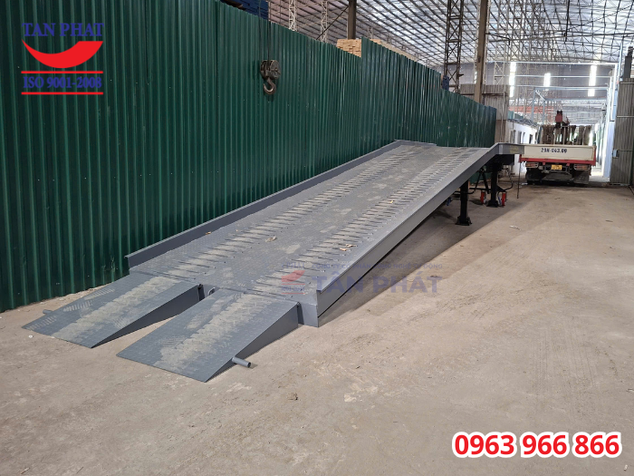 Cầu dẫn xe nâng lên container 8 tấn, kích thước 11x2.35m giao tại Thạch Thất, Hà Nội