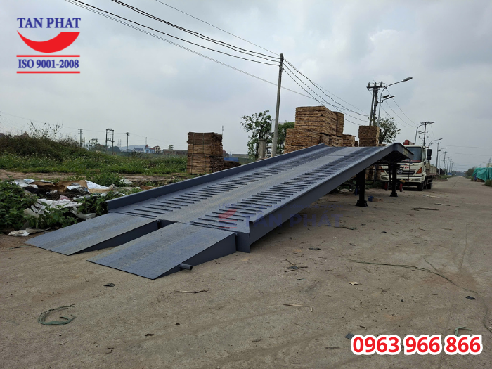 Hoàn thiện lắp đặt cầu dẫn xe nâng lên container 8 tấn, kích thước 13x2.35m tại Thái Nguyên