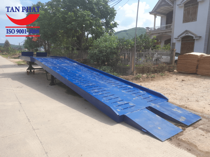 Cầu dẫn xe nâng lên container 8 tấn bàn giao tại Bắc Giang