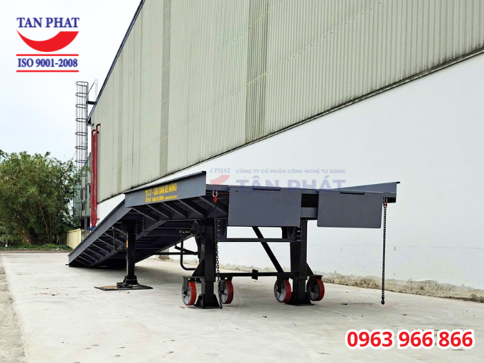 Cầu container có kết cấu dầm thép chắc chắn, đảm bảo khả năng chịu tải khi xe nâng chở hàng đi lên