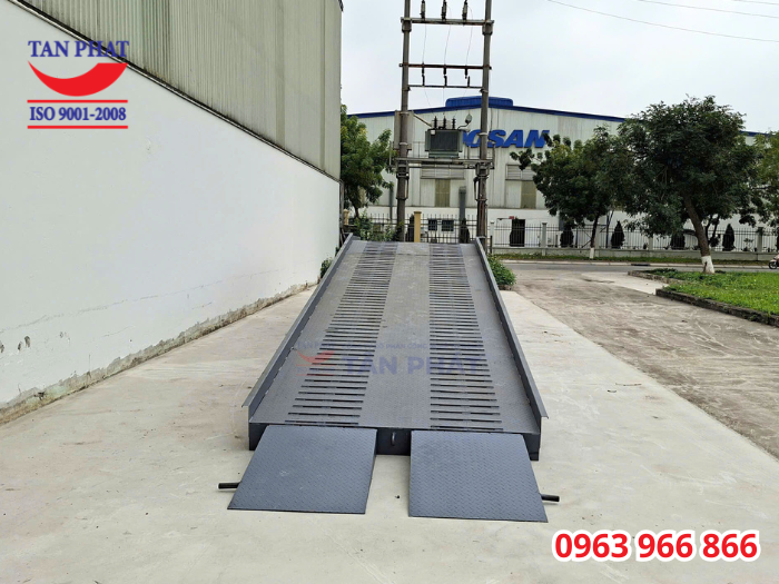 Mặt cầu sở hữu 2 lớp chống trượt (mặt tôn nhám và thép phi gân) gia tăng ma sát, đảm bảo tính an toàn khi sử dụng