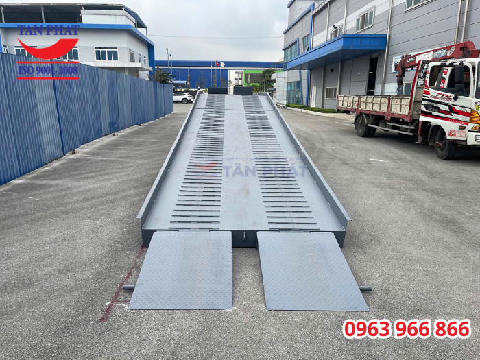 cầu xe nâng lên cont 10 tấn 13m giao tại Thanh Hóa