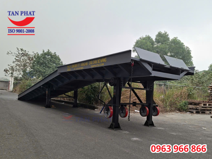 Cầu xe nâng lên cont 8 tấn 13m giao tại Hưng Yên