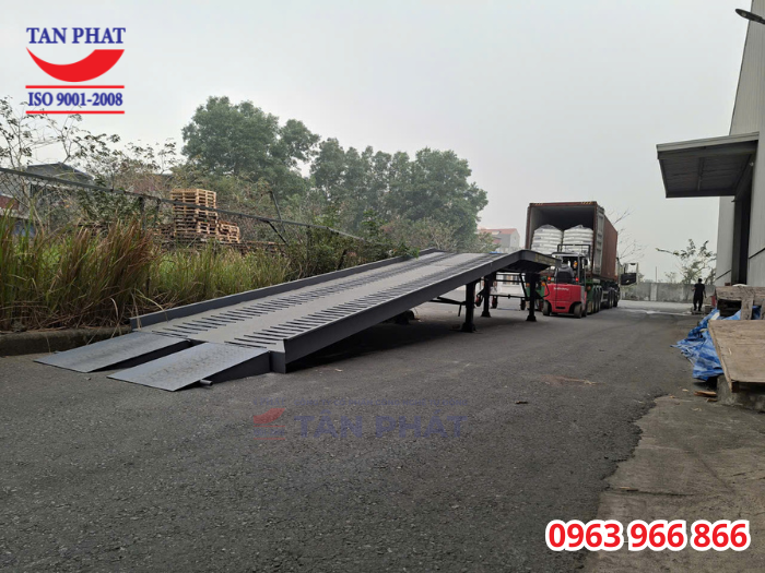 Cầu dẫn xe nâng lên container 8 tấn, kích thước 13x2.35m giao tại Hưng Yên