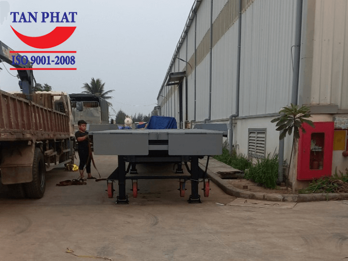 Cầu sử dụng 4 chân romooc và 4 bánh xe PU