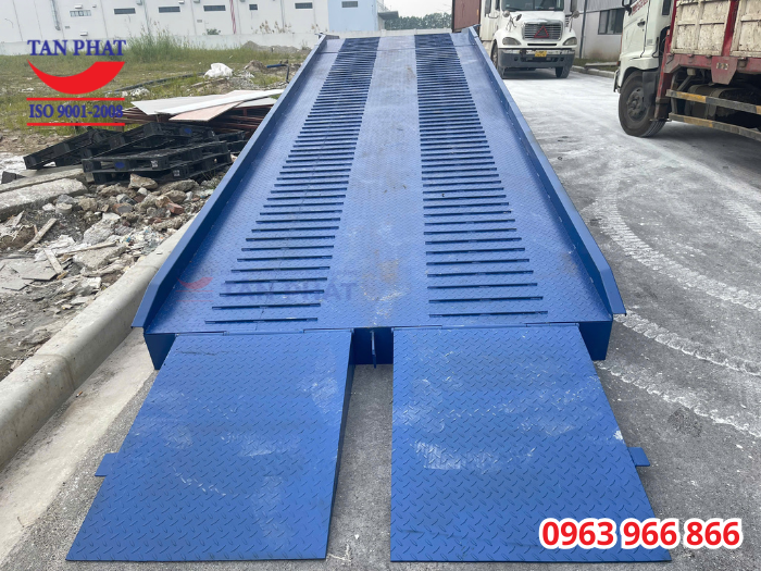 cầu xe nâng lên container 10 tấn 11m giao tại Hà Nam