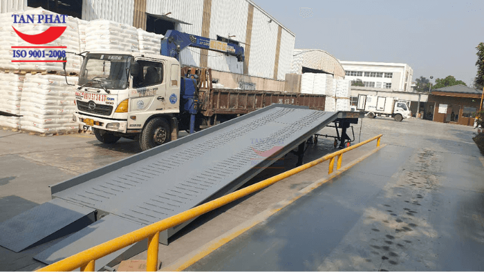 Chống trượt thép phi gân và thép vuông đặc được hàn chắc trên tôn nhám mặt cầu