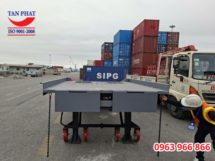 cầu xe nâng lên container 8 tấn 11m giao tại Hải Phòng