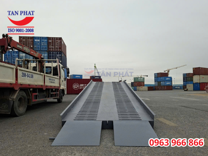 cầu xe nâng lên container 8 tấn 11m giao tại Hải Phòng