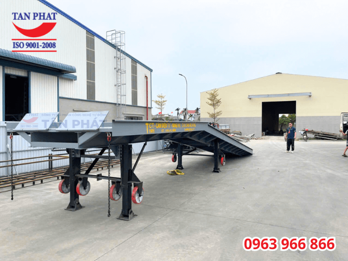 Cầu sử dụng hệ thống chân chống Fuwa nâng hạ, thay đổi độ cao của cầu. Đặc biệt, cầu dẫn sử dụng 6 bánh xe PU di chuyển (thay vì 4 bánh như loại cầu tiêu chuẩn).