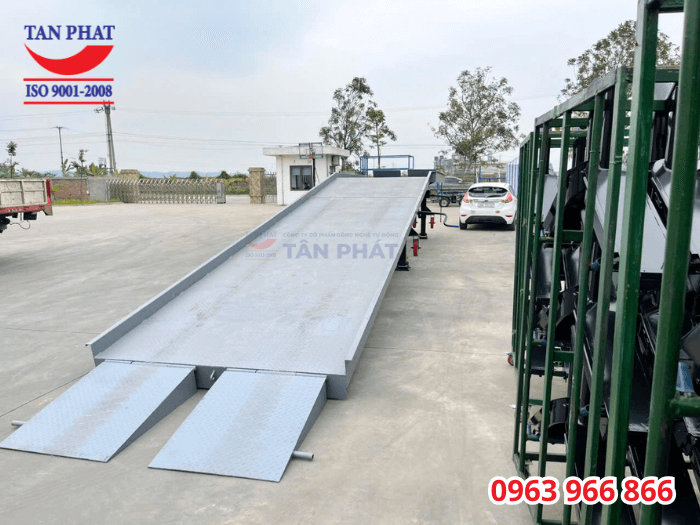 Mặt cầu chống trượt bằng tôn nhám. Theo yêu cầu của khách nên Tân Phát KHÔNG gia cố thêm khả năng chống trượt bằng cách hàn thép phi gân trên mặt cầu