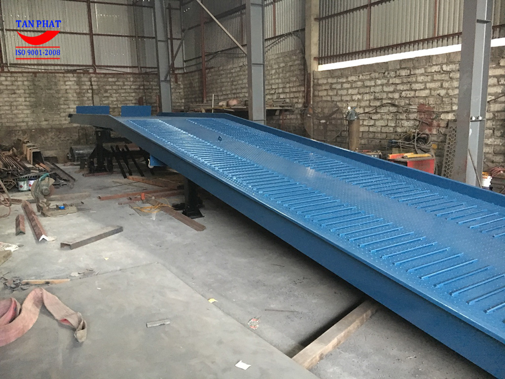 cầu xe nâng rút hàng container sơn hoàn thiện