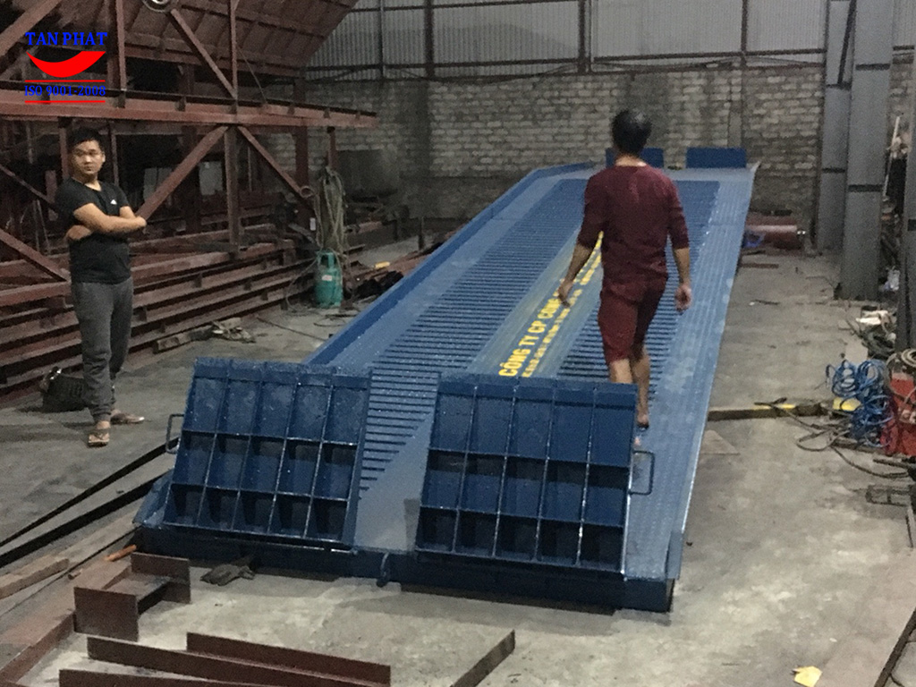 cầu xe nâng điện tại nhà máy