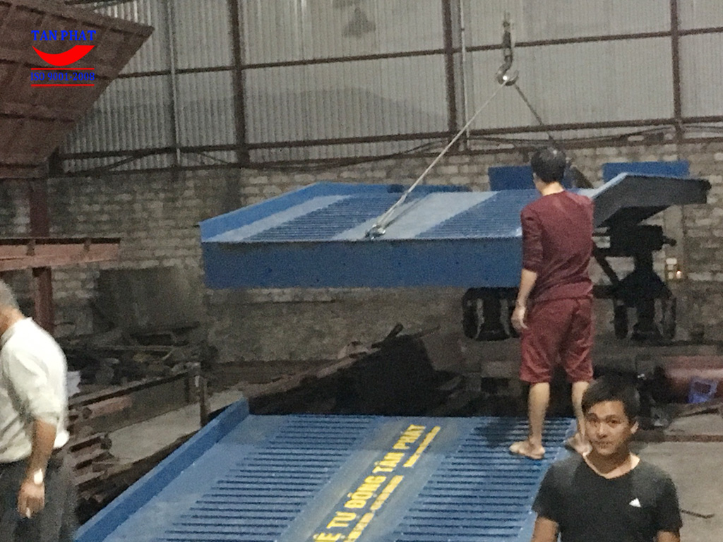 di chuyển cầu dẫn xe nâng