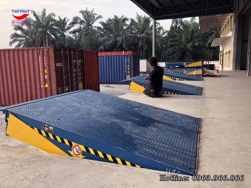 Bàn nâng thủy lực (Dock Leveler) do Tân Phát trực tiếp sản xuất và cung cấp tới khách hàng