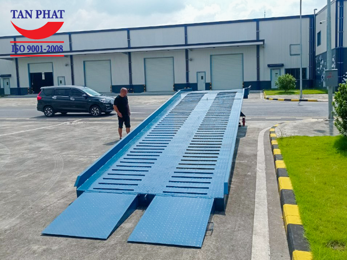 Hình ảnh: Cầu dẫn xe nâng lên container Tân Phát sản xuất và bàn giao hoàn thiện tại tỉnh Hải Dương