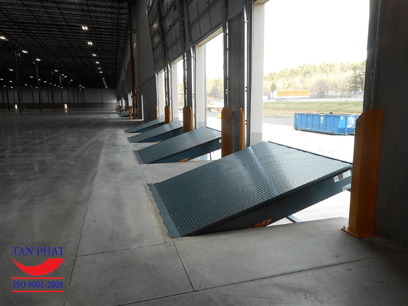 Dock Leveler được ứng dụng rất nhiều trong các kho hàng, bến bãi hiện nay. Nó được quốc tế gọi với tên Dock Leveler, bạn sẽ thấy được ứng dụng của nó là tiện lợi như thế nào trong các nhà máy, khu công nghiệp hiện nay.