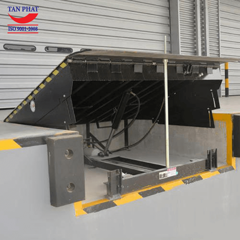 Không giống với các loại dock leveler 6 tấn hay dock leveler 8 tấn loại nhỏ. Dock leveler 13 tấn được xem là loại sản phẩm cần có thể chịu tải được cao hơn vì vậy mà toàn bộ phần chịu lực chính của sàn nâng được bổ sung, nâng cấp để có thể đạt được độ chịu lải lớn hơn.