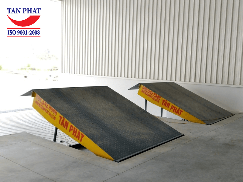 Sàn nâng thủy lực 2 piston chính do Tân Phát sản xuất