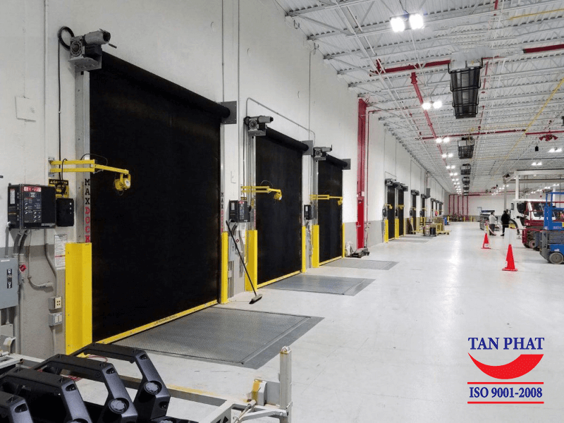 Sàn nâng thủy lực 8 tấn được lắp đặt bên trong nhà máy sản xuất