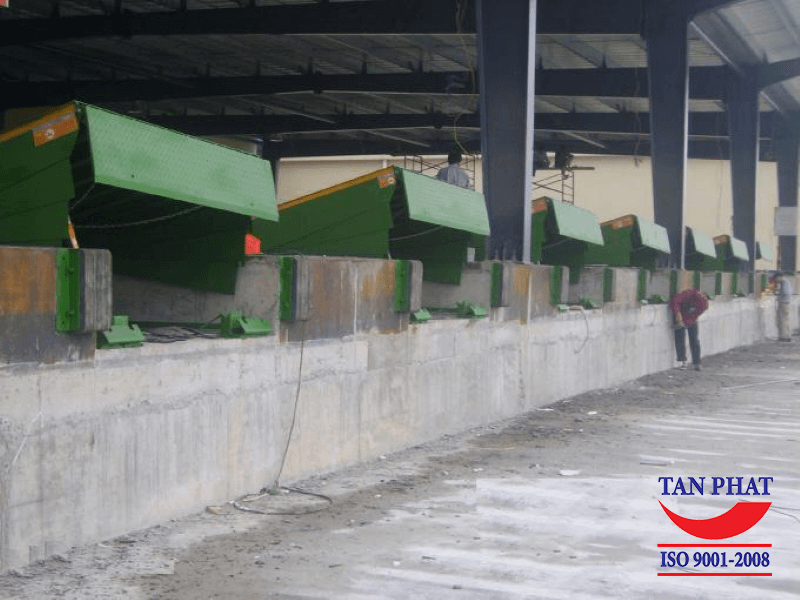 Dock Leveler 10 tấn được sử dụng chủ yếu trong các nhà máy có tần suất bốc dỡ hàng vừa phải