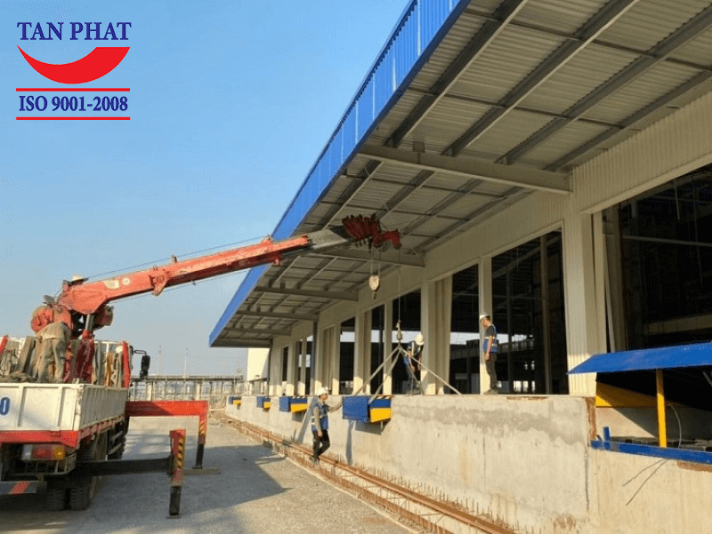 Đảm bảo khu vực hoạt động của sàn nâng thủy lực được vệ sinh sạch sẽ