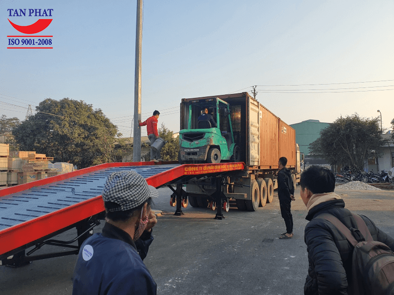 Sử dụng xe nâng và cầu lên container bốc xếp hàng hóa lên thùng cont nhanh chóng, hiệu quả
