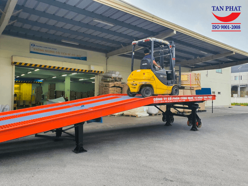 Cầu dẫn xe nâng 10 tấn sử dụng mặt chống trượt lưới grating tại Topla