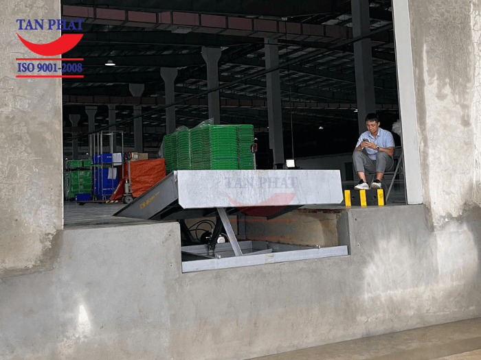 Sàn nâng thủy lực có kết cấu khung cơ khí chắc chắn