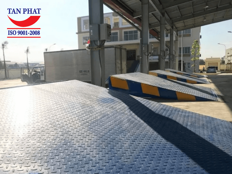 Dock Leveler là sản phẩm hỗ trợ xe nâng lên/xuống thùng container