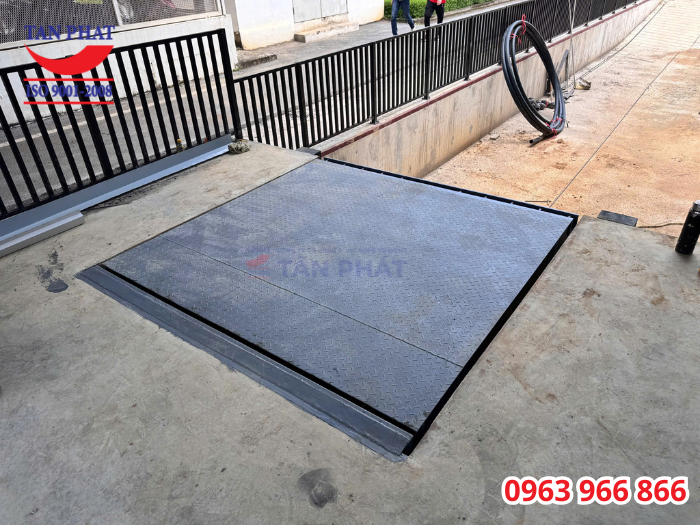 lắp đặt dock leveler 6 tấn tại Hòa Bình