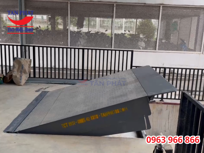 lắp đặt dock leveler 6 tấn tại Hòa Bình