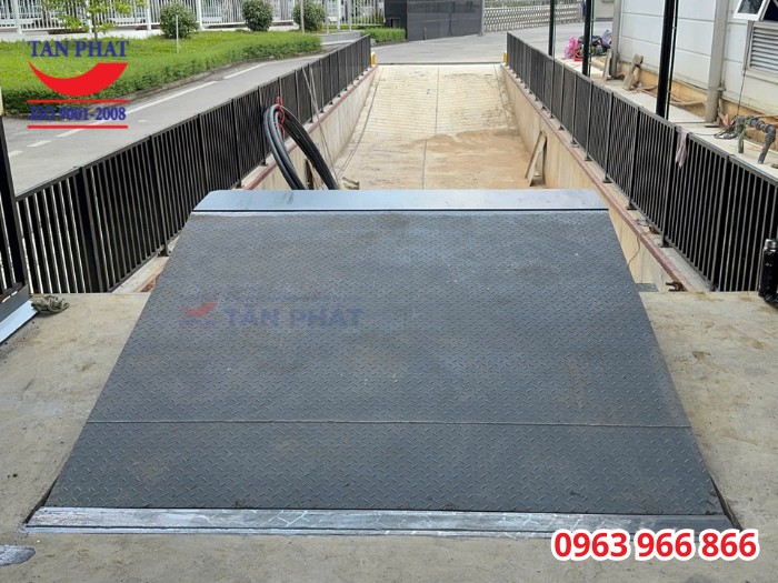 lắp đặt dock leveler 6 tấn tại Hòa Bình