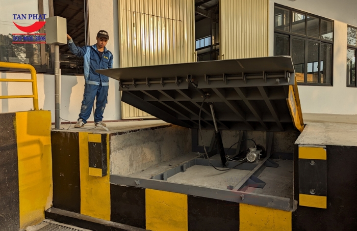 Sàn nâng thủy lực (Dock Leveler) do Tân Phát lắp đặt cho khách hàng