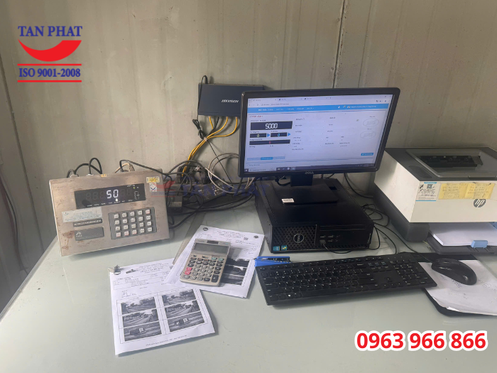 Phòng điều hành trạm cân với hệ thống đầu cân, máy tính, máy in