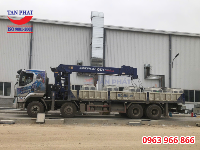 Sử dụng xe cẩu vận chuyển bàn cân đến công trình