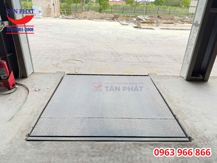 Kết cấu cơ khí chắc chắn, sử dụng dầm thép chất lượng cao