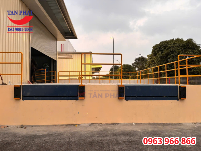 Bộ 2 Dock Leveler lắp đặt hoàn thiện tại dự án