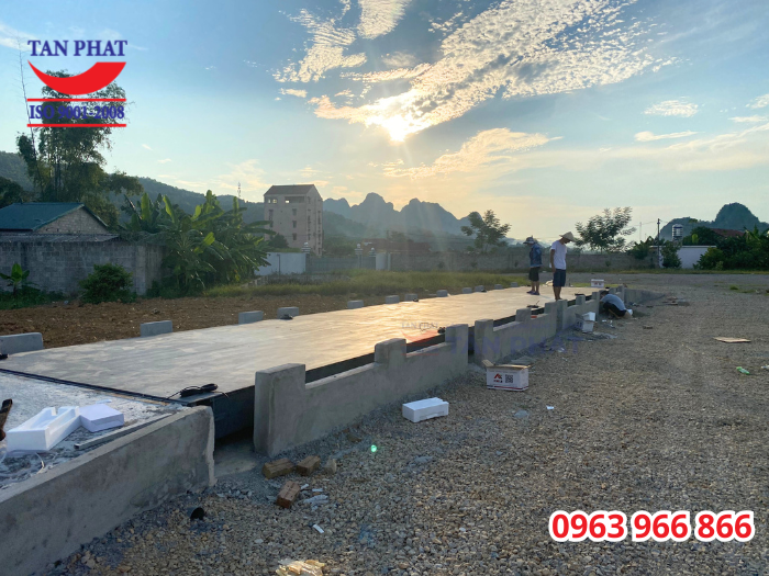 Mặt bàn cân được hạ hoàn thiện, đội ngũ kỹ thuật lắp và điều chỉnh hệ thống thiết bị cân dưới gầm bàn cân