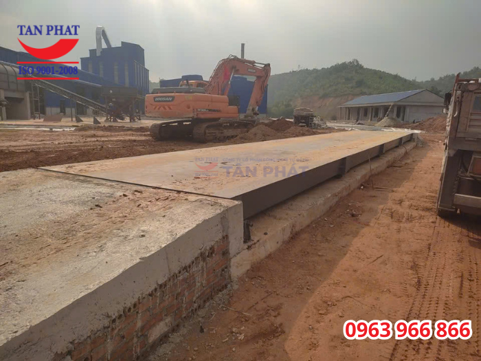 Cân có kết cấu cơ khí vững chắc, lắp đặt kiểu nổi