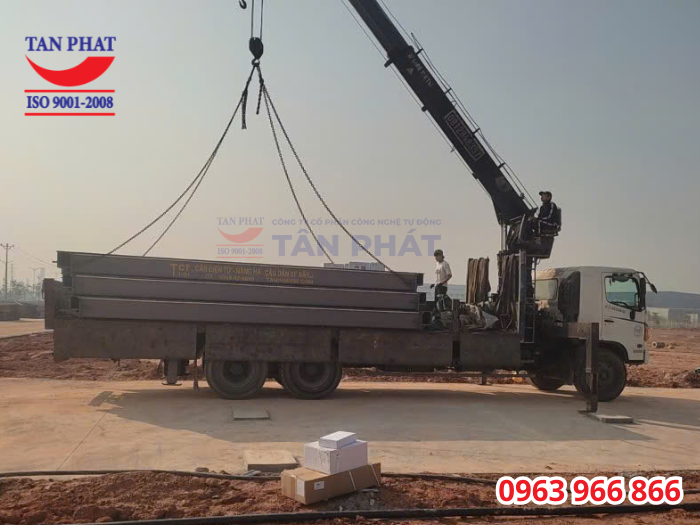 Vận chuyển bàn cân xuống vị trí lắp đặt