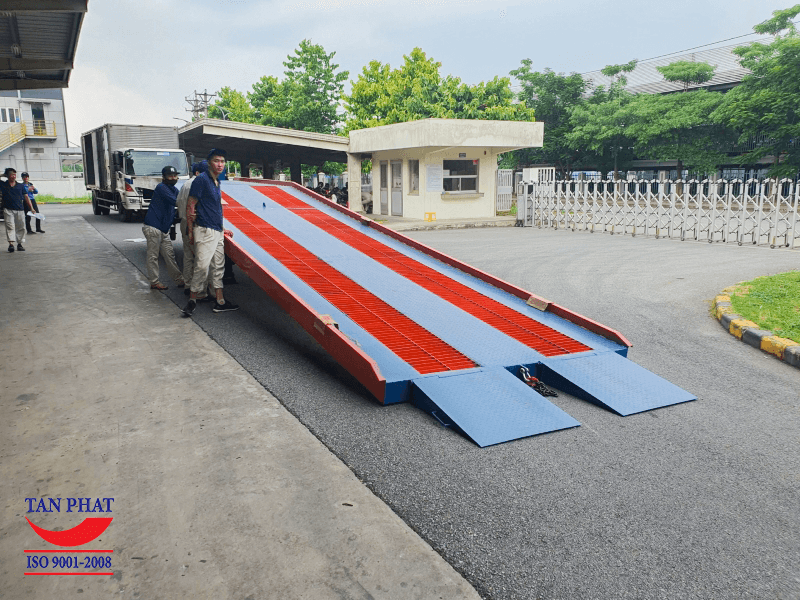 Sản phẩm cầu dẫn xe nâng lên container sử dụng lưới grating chống trượt
