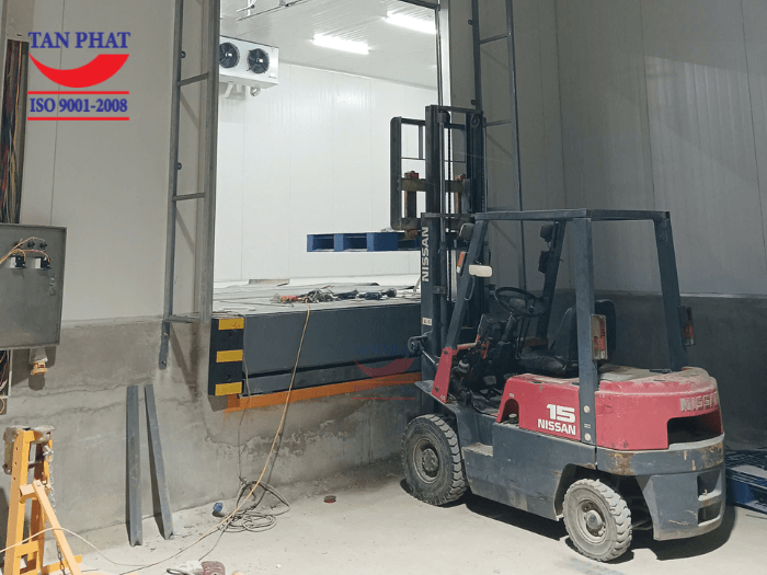 Quá trình lắp đặt, đưa sàn nâng vào trong hố dock đã thi công hoàn thiện