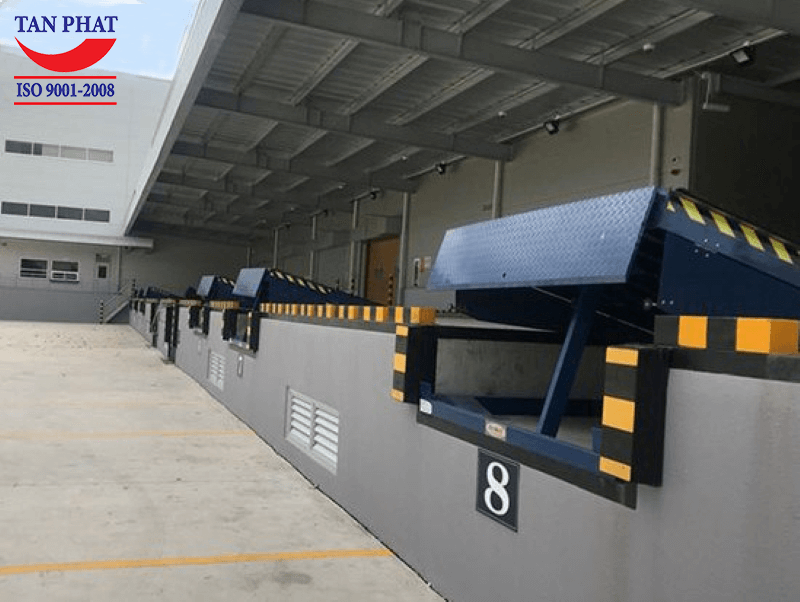 Sàn nâng thủy lực (Dock Leveler) được lắp đặt tại kho nhà máy