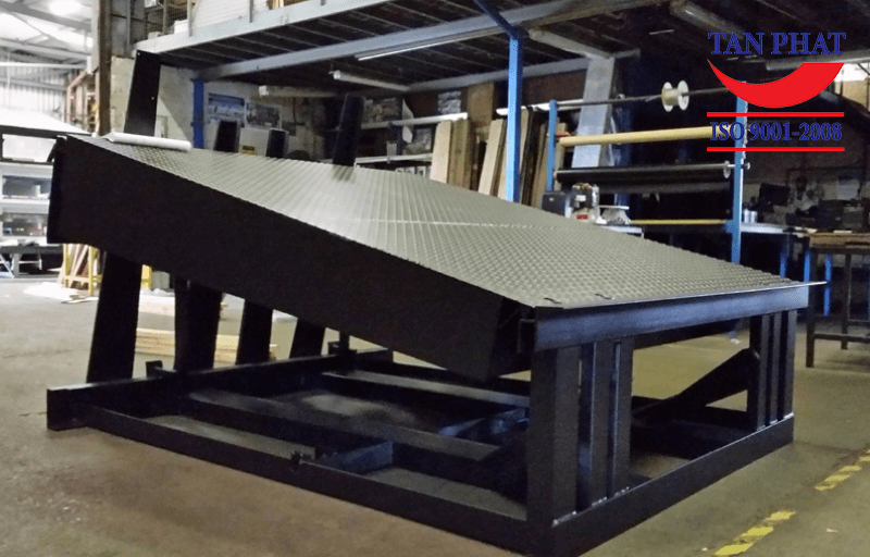 Sàn nâng thủy lực tại Tân Phát có giá dao động từ 50-90 triệu đồng (chưa gồm VAT và phí vận chuyển)