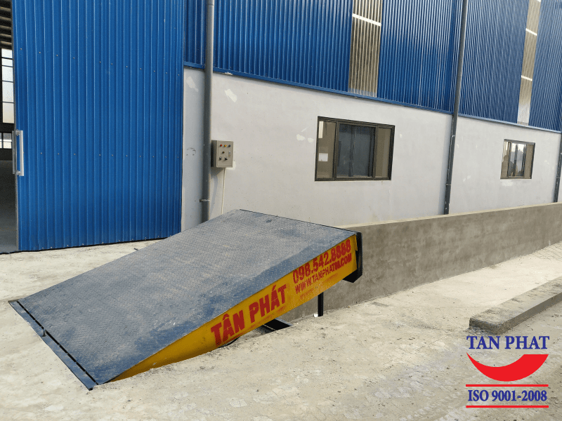 Sàn nâng thủy lực là thiết bị hỗ trợ xe nâng lên/xuống thùng container trong quá trình bốc xếp hàng hóa